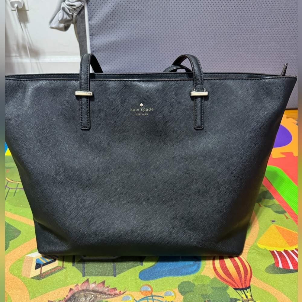 Preloved katespade Cedar Street Harmony saffiano leather shoulder purse.